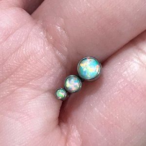 Anatometal Titanium 3 Gems Graduating Cluster in Opal, 14G, Threaded